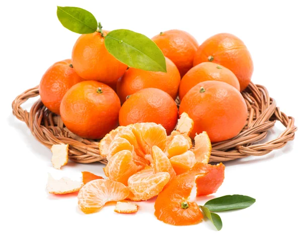 Tangerines or mandarin with leaves and slices — Stock Photo, Image