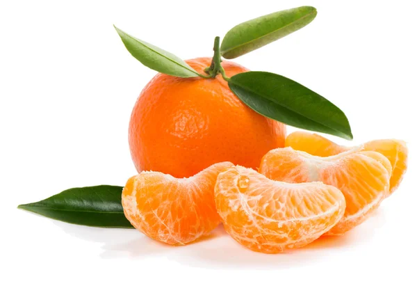 Ongeschilde tangerine met groene bladeren en segmenten — Stockfoto