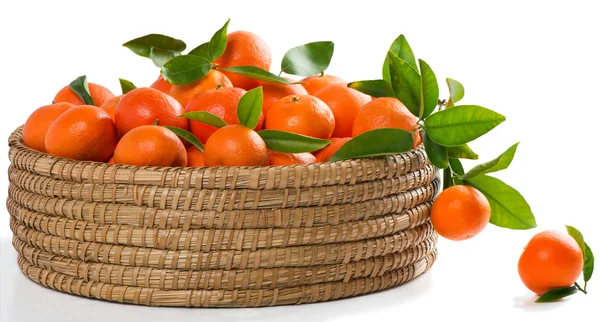 Tangerines or mandarins with leaves in a great  basket — Stock Photo, Image