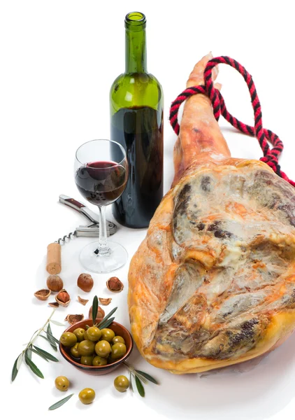 Šunka, olivy, víno a ořechy — Stock fotografie