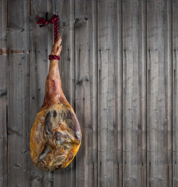 Serrano jambonu bir ahşap tahta üzerinde