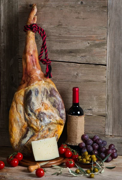 Schinken Oliven, Rotwein, Käse, Tomaten und Trauben — Stockfoto