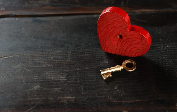 사랑의 상징으로 마음을 갖는 열쇠 — 스톡 사진