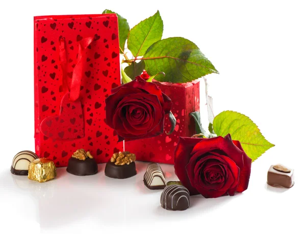 Gift, chocolates and roses — Stock Photo, Image