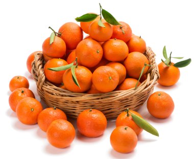 Sepet içinde yapraklarla meny mandalina  