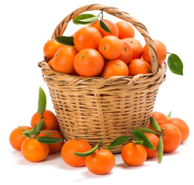 sepet içinde yapraklarla olgun mandalina