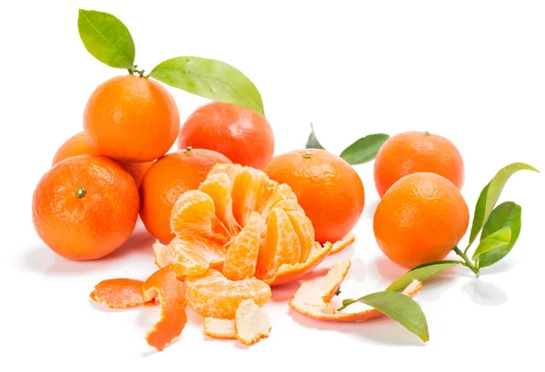 Mandarini o clementine con segmenti di foglie — Foto Stock