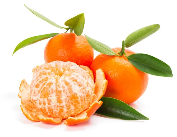 Fruta de mandarina o mandarina con hojas — Foto de Stock