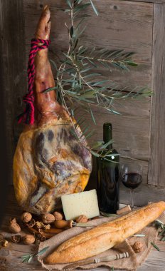 Jambon, peynir, ekmek ve kırmızı şarap