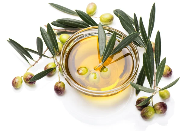Olivy v misce olivového oleje — Stock fotografie