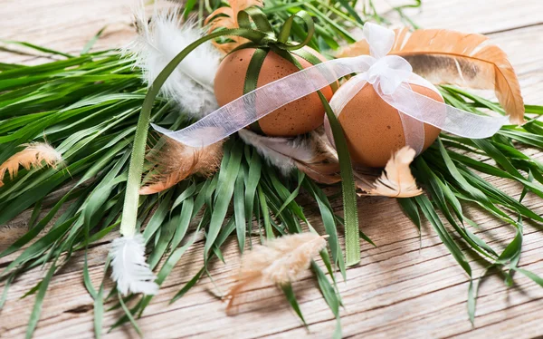 Braune Ostereier auf Gras in Großaufnahme — Stockfoto