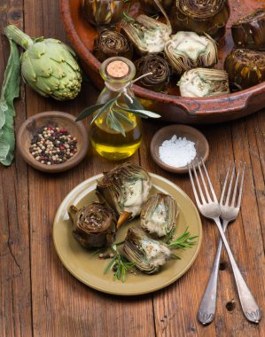 Enginar, zeytin yağı ve baharatlar
