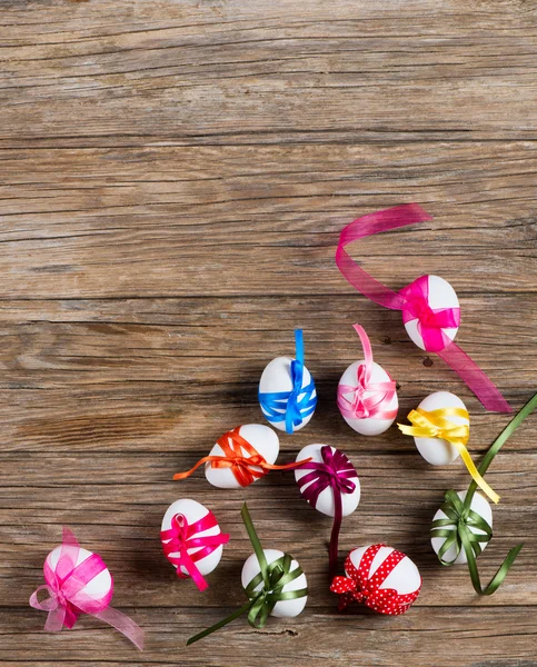 Vue d'en haut des œufs de Pâques décorés avec un ruban de couleur varicole — Photo