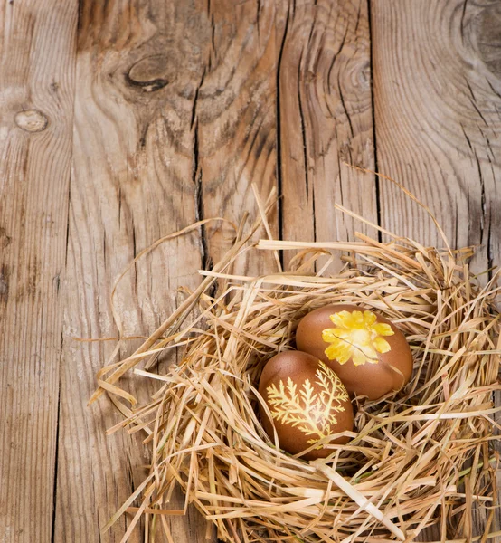 Œufs de Pâques avec motif dans un nid — Photo