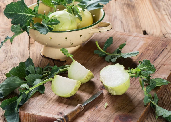 Koolrabi kool op donker houten — Stockfoto