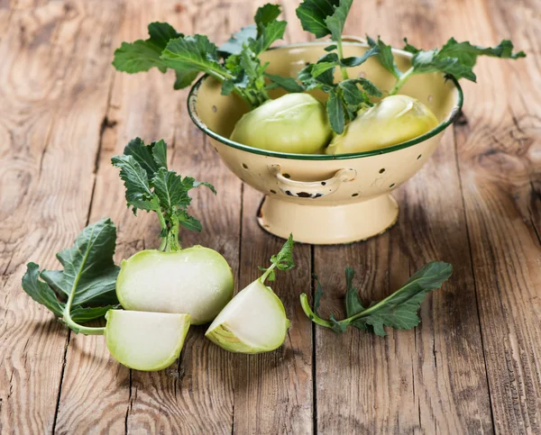 Kohlrabi auf Holzbrett — Stockfoto