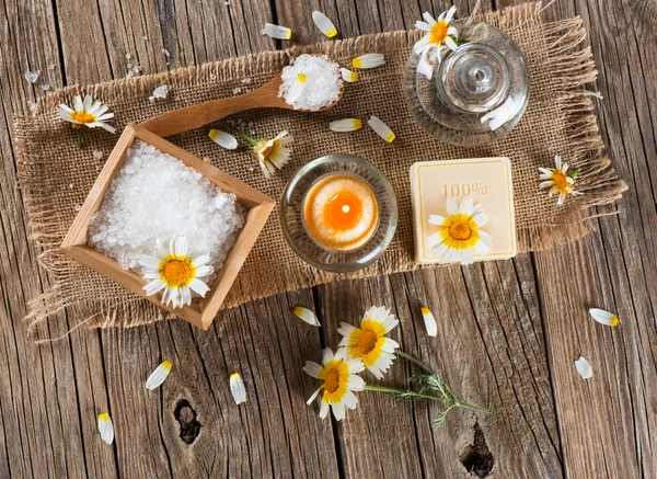 Vue d'en haut du spa avec des produits de camomille — Photo