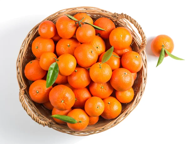 Cesta grande cheia de tangerinas, vista superior — Fotografia de Stock