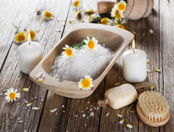 Composición del spa sobre tabla de madera con manzanilla —  Fotos de Stock