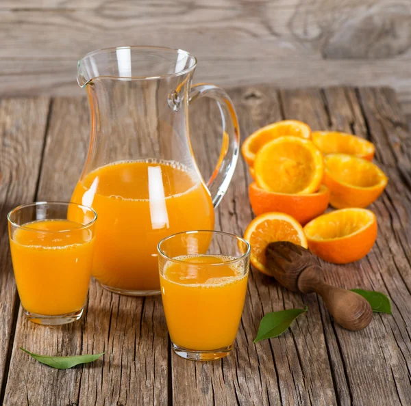 Wyciskanie soku pomarańczowego — Zdjęcie stockowe