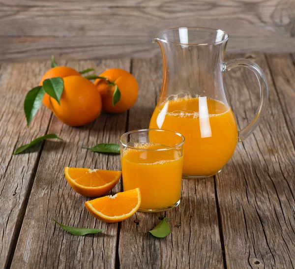 Orange ftuits och färskpressad juice Stockbild