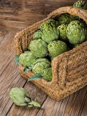 Sepet içinde organik enginar