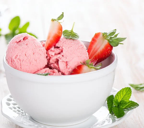 Aardbeiroomijs en bladeren van munt — Stockfoto