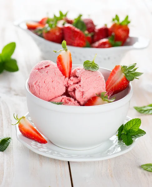 Helado de fresa servido con fresas frescas maduras —  Fotos de Stock