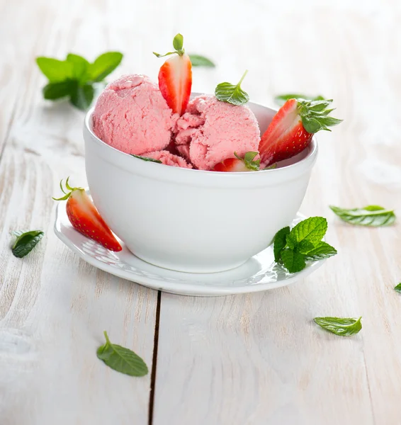 Zoete berry sorbet met verse munt. — Stockfoto