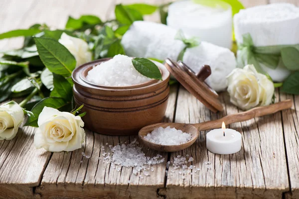 Escena de spa con rosas blancas — Foto de Stock