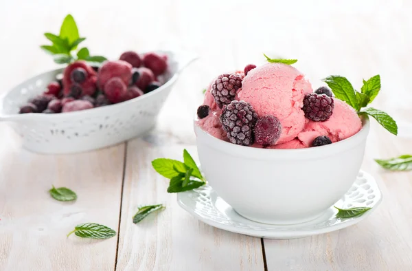 Gelato servito con frutti di bosco — Foto Stock