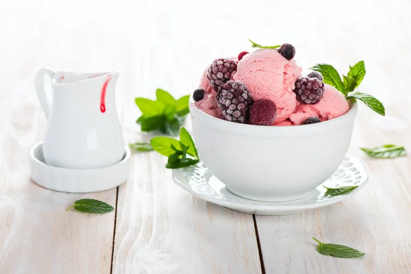 Berry ijs en bladeren van munt en bessen — Stockfoto