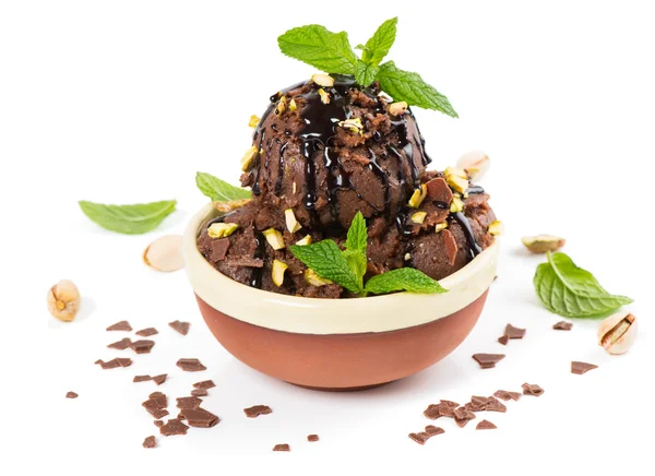 Gelato al cioccolato decorato con salsa alla menta — Foto Stock