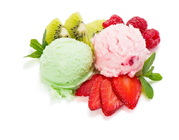 Helado con bayas frescas y menta — Foto de Stock