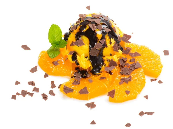 Gelato arancione con salsa al cioccolato — Foto Stock