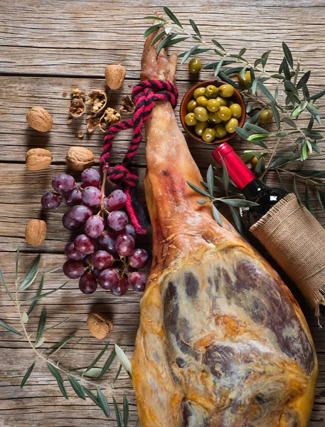 Jamon iberico, nuts and wine, top view — Stock Photo, Image