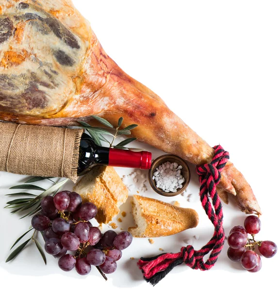 Jamón gyógyítható spanyol, bor és a szőlő, felülnézet — Stock Fotó