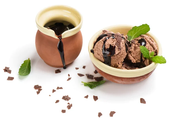 Chocolade-ijs en chocolade saus — Stockfoto