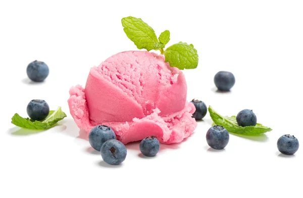 Helado de arándanos con bayas y menta —  Fotos de Stock