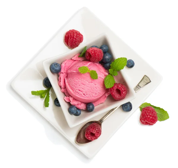 Черничное мороженое с ягодами в миске, вид сверху — стоковое фото