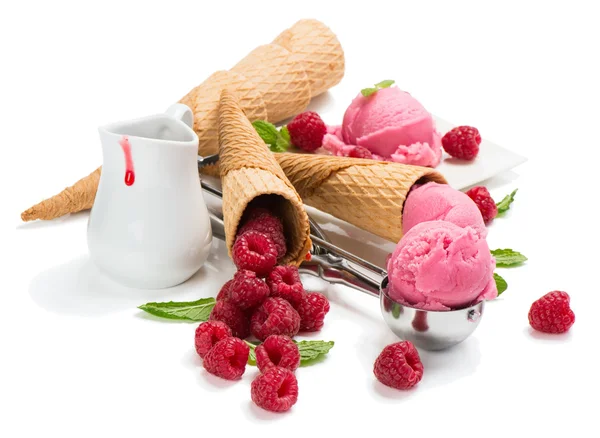 Мороженое и малина — стоковое фото