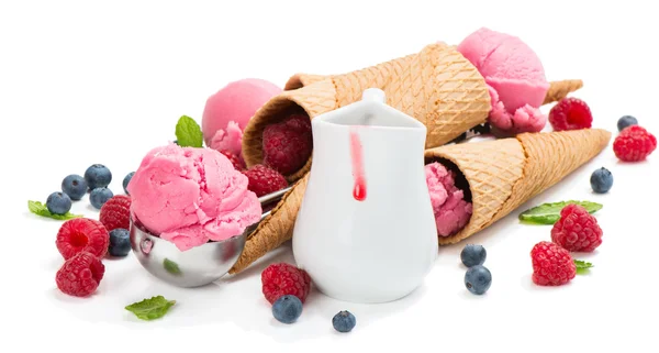 Концепция с ягодным мороженым — стоковое фото