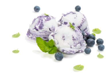 Yaban mersini dondurma üç kaşık toz