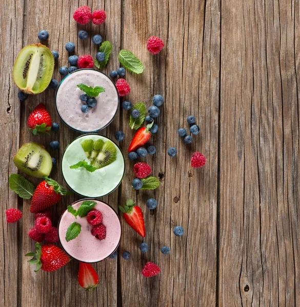 Sortierter Beeren-Smoothie, Draufsicht — Stockfoto