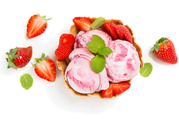 Çilekli dondurma yukarıdan bir gofret kapta görüntülemek