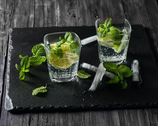 Mojito cocktail sobre negro —  Fotos de Stock