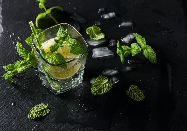 Mojito frío y hielo —  Fotos de Stock