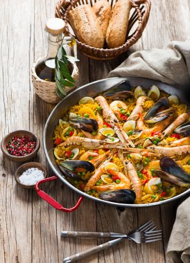 İspanyol paellası ve deniz ürünleri. 