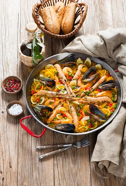 Geleneksel İspanyol deniz ürünleri paella — Stok fotoğraf