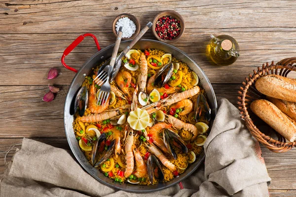 Paella espanhola com frutos do mar, vista de cima — Fotografia de Stock